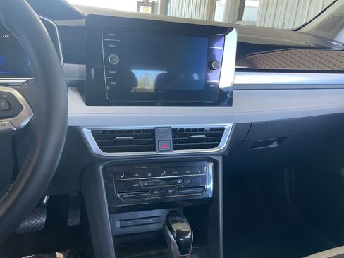 Used 2025 Volkswagen Taos SE image 18