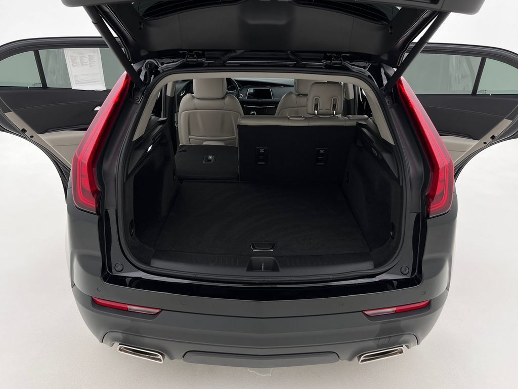 Used 2021 Cadillac XT4 Luxury w/ Cold Weather Package AWD/4WD image 24