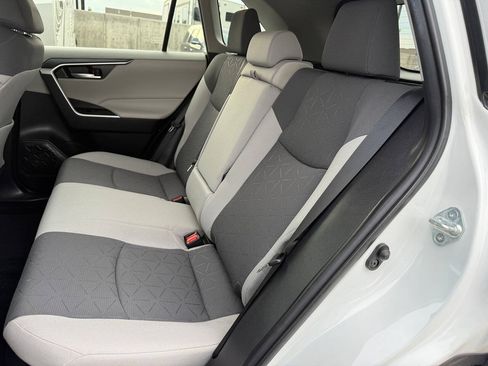 Used 2021 Toyota RAV4 XLE AWD/4WD image 18