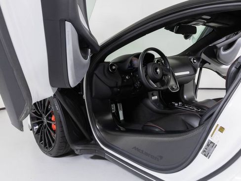 Used 2022 McLaren GT image 22
