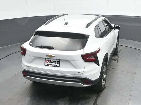 Used 2025 Chevrolet Trax LT w/ LT Convenience Package FWD image 32
