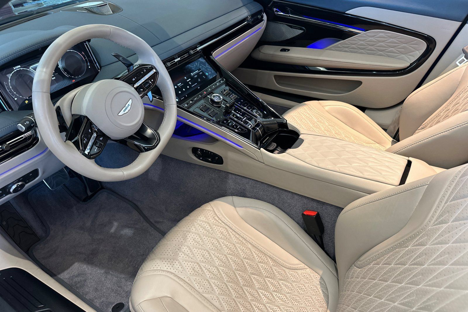 Used 2024 Aston Martin DB12 Convertible RWD image 10