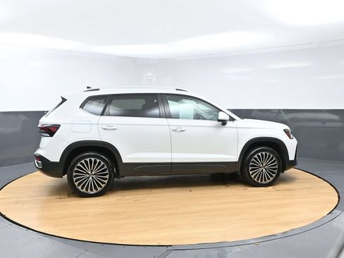Used 2025 Volkswagen Taos SE FWD image 4
