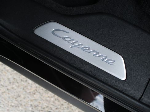 Certified 2023 Porsche Cayenne Platinum Edition image 34
