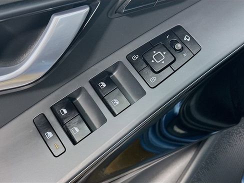 Used 2023 Kia Niro SX Touring image 18