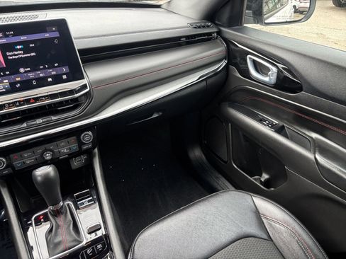 Used 2025 Jeep Compass Trailhawk image 31