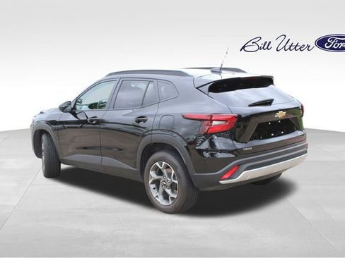 Used 2025 Chevrolet Trax LT FWD image 7