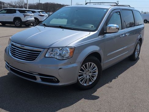 Used 2015 Chrysler Town & Country Touring-L w/ Driver Convenience Group image 11