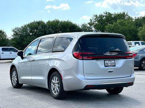 Used 2023 Chrysler Pacifica Touring FWD image 13