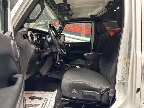 Used 2019 Jeep Wrangler Unlimited Sahara image 5