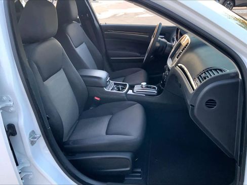 Used 2023 Chrysler 300 Touring w/ Sport Appearance Package image 8