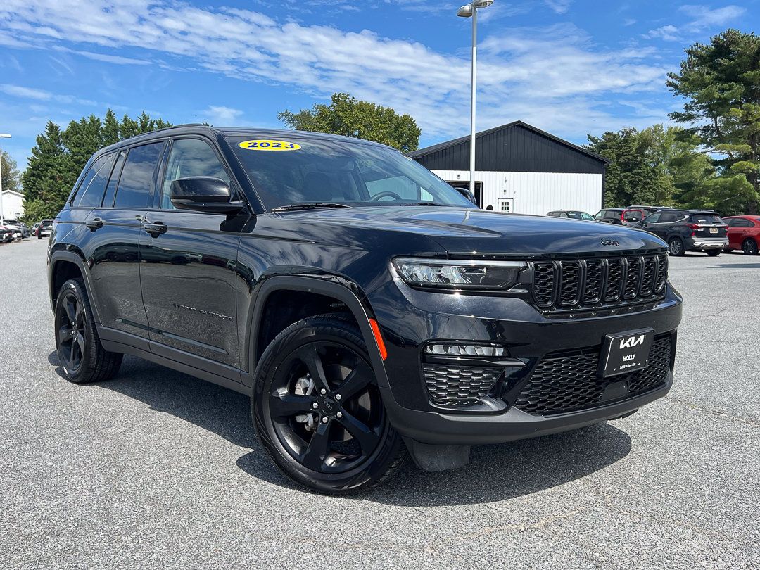 Used 2023 Jeep Grand Cherokee Limited w/ Black Appearance Package AWD/4WD image 15