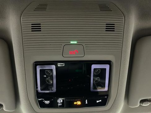 Used 2024 Volkswagen Atlas SE FWD image 32