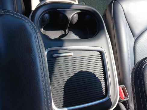 Used 2023 Chrysler Pacifica Touring-L FWD image 19