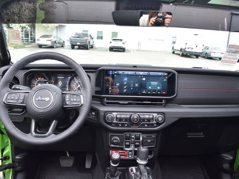 Used 2025 Jeep Wrangler Unlimited Rubicon image 33