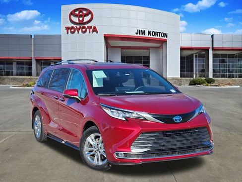 Used 2025 Toyota Sienna Limited image 1
