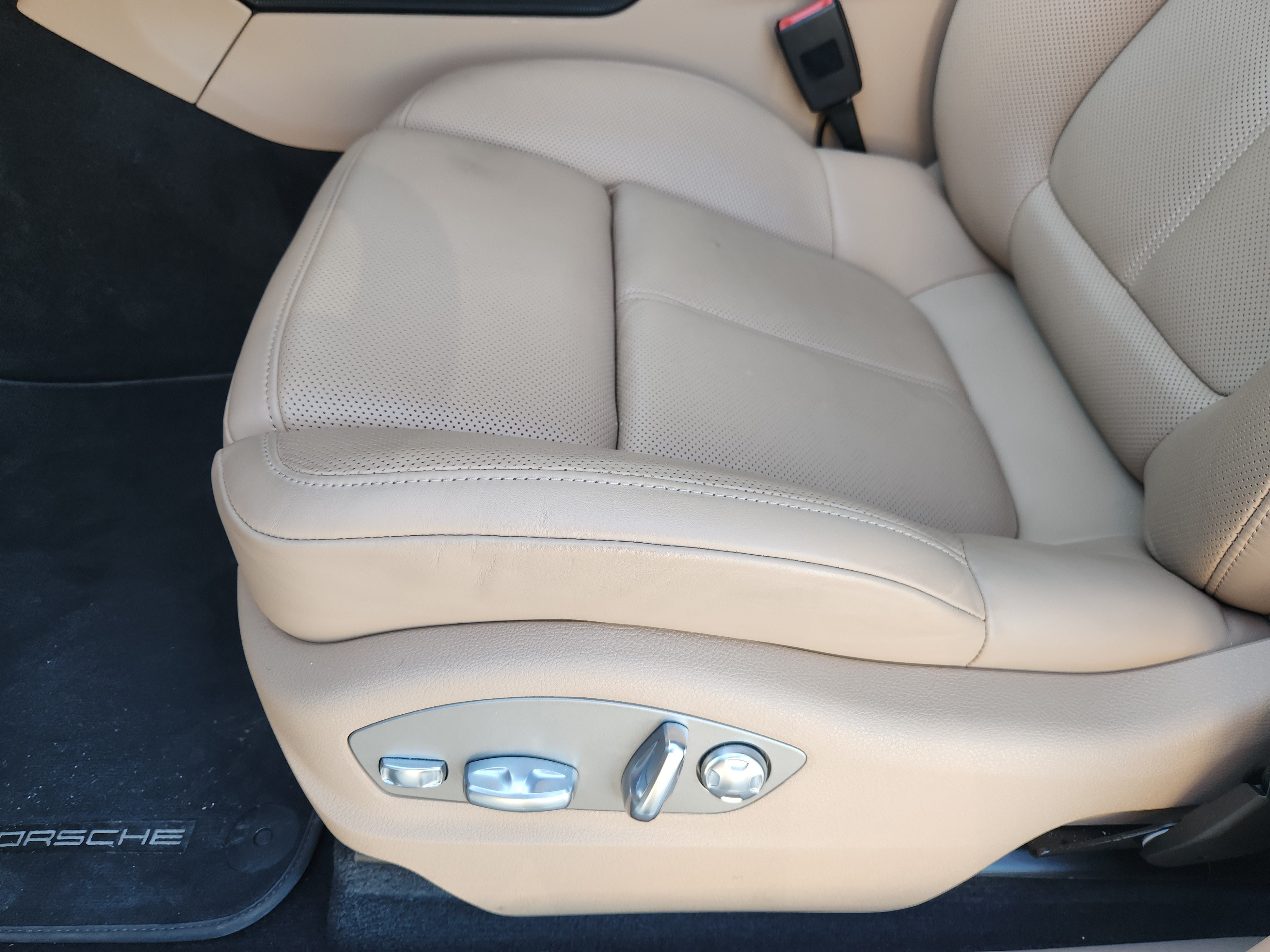 Certified 2026 Porsche Macan AWD/4WD image 22