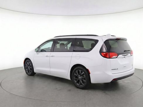 Used 2023 Chrysler Pacifica Limited w/ Uconnect Theater Family Group FWD image 3