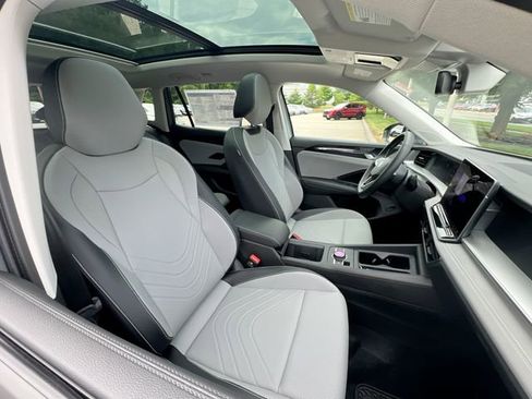 New 2025 Volkswagen Tiguan SE image 24