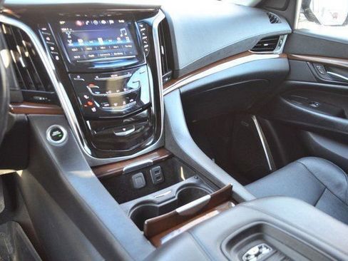 Used 2019 Cadillac Escalade Luxury image 24
