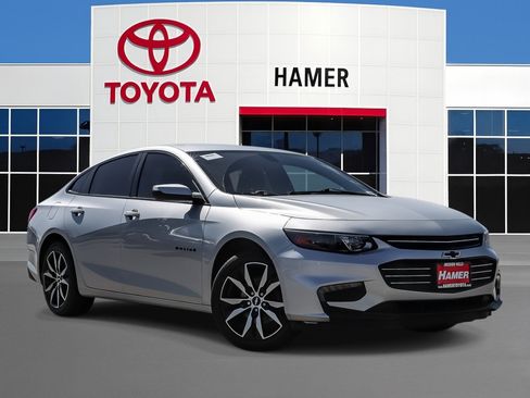 Used 2018 Chevrolet Malibu LT FWD image 1