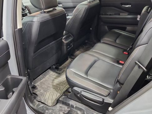 Used 2023 Nissan Pathfinder SL AWD/4WD image 11