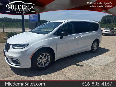 Used 2024 Chrysler Pacifica Touring-L FWD image 1