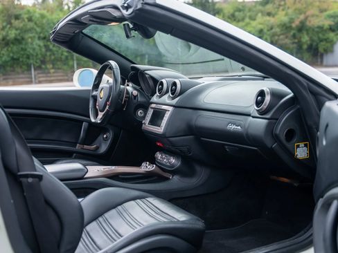 Used 2014 Ferrari California image 20