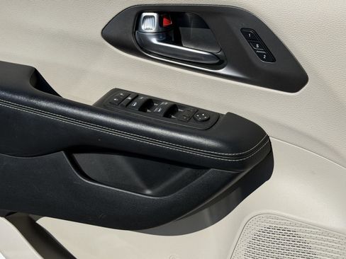 Used 2023 Chrysler Pacifica Touring-L FWD image 18