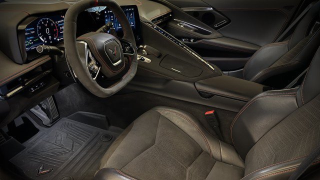 Used 2024 Chevrolet Corvette Stingray Premium Cpe w/ Z51 Performance Package RWD image 4