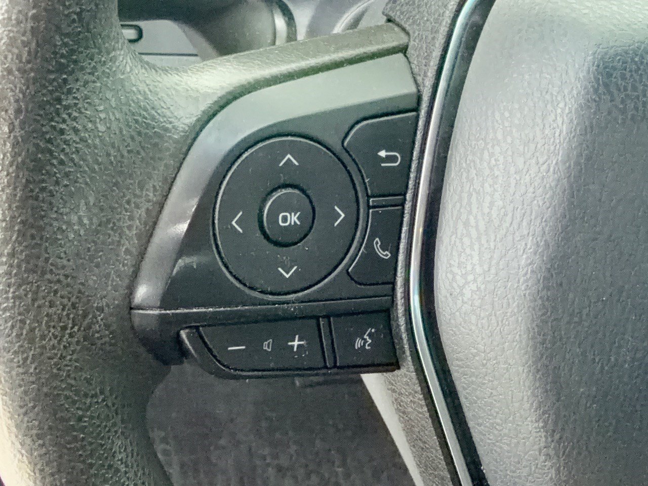 Used 2020 Toyota Camry LE FWD image 18