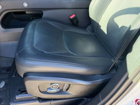 Used 2024 Land Rover Defender 130 X-Dynamic SE image 7