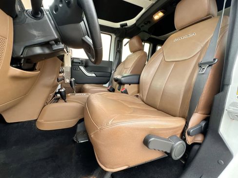 Used 2017 Jeep Wrangler Unlimited Sahara w/ Connectivity Group image 16