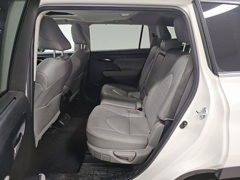 Used 2022 Toyota Highlander XLE image 6