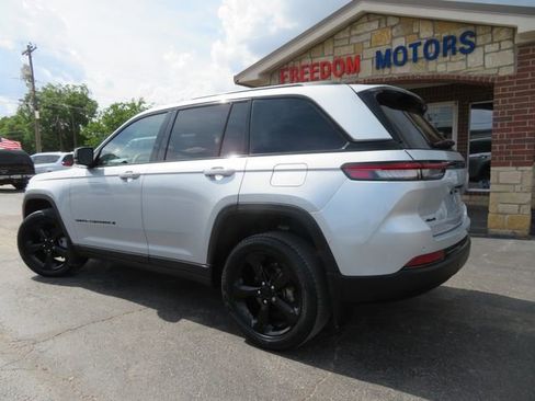 Used 2023 Jeep Grand Cherokee Limited w/ Black Appearance Package AWD/4WD image 7