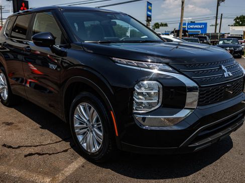 New 2025 Mitsubishi Outlander ES image 3