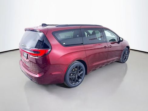 Used 2023 Chrysler Pacifica Touring-L w/ S Appearance Package image 7