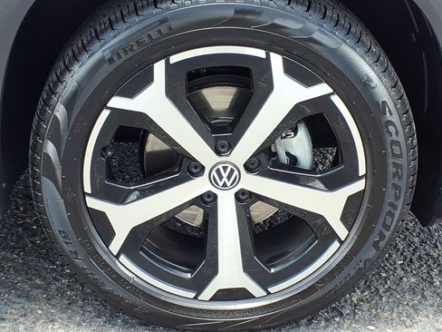 Certified 2025 Volkswagen Tiguan SE FWD image 9