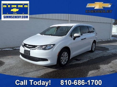 Used 2021 Chrysler Voyager L image 1