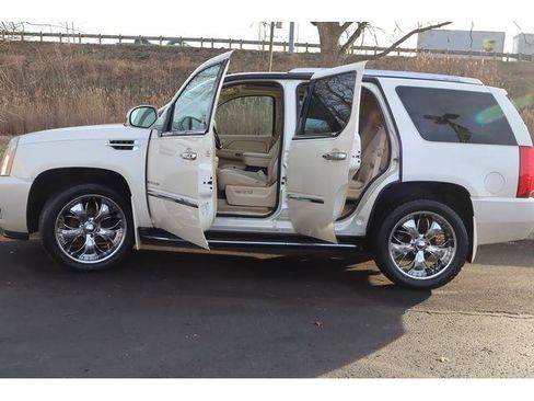 Used 2007 Cadillac Escalade AWD w/ Information Package image 19