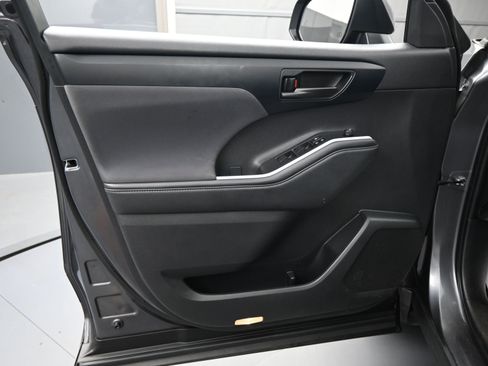 Certified 2022 Toyota Highlander LE image 16