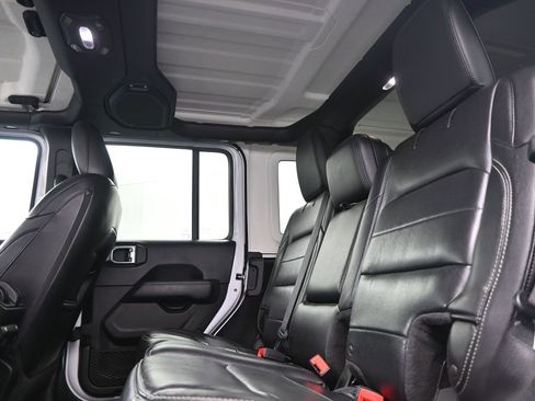 Used 2018 Jeep Wrangler Unlimited Sahara AWD/4WD image 15
