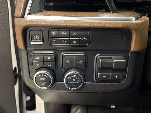 Used 2025 Chevrolet Suburban High Country AWD/4WD image 24