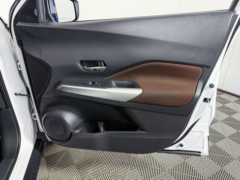 Used 2018 Nissan Kicks SR image 39