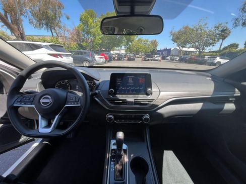 Used 2025 Nissan Altima 2.5 SV FWD image 33