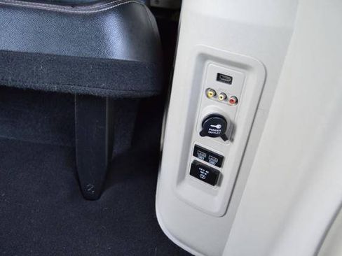 Used 2015 Chrysler Town & Country Touring FWD image 30