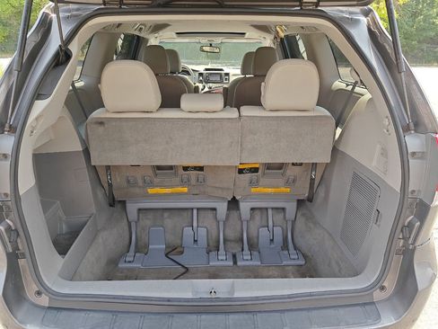 Used 2012 Toyota Sienna XLE image 24
