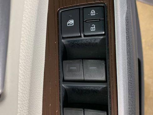 Used 2021 Toyota Sienna XLE FWD image 19