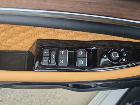 Used 2024 Jeep Grand Cherokee Summit w/ Luxury Tech Group V AWD/4WD image 28