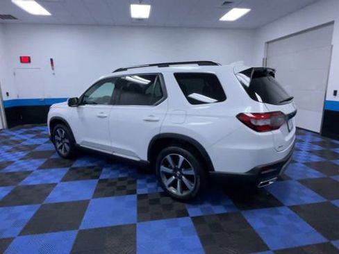 Used 2025 Honda Pilot Elite image 6